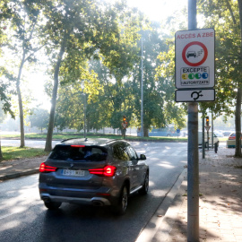Un cartell que indica l'accés al perímetre de la ZBE de Girona des de la Devesa