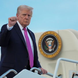 El presidente de EEUU, Donald Trump, antes de aborda el avión Air Force One para volver a Washington, en el Morristown Municipal Airport (New Jersey, EEUU).