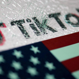 Una ilustración que muestra el logo de la plataforma TikTok junto a la bandera de EEUU.