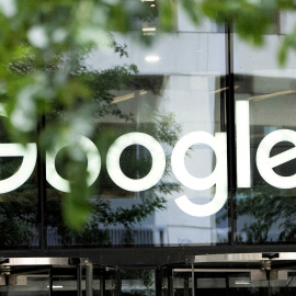 El logo de Google, la principal enseña de Alphabet, en sus oficinas en Londres.
