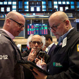 Varios operadores en el patio de negociación de la Bolsa de Nueva York (NYSE, por su siglas en inglés), en Wall Street (Nueva York).