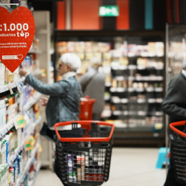 Varias personas hacen la compra en un supermercado de Bilbao (Archivo).