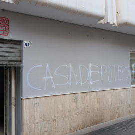 Sede del PSOE en El Ejido (Almería) con pintadas.