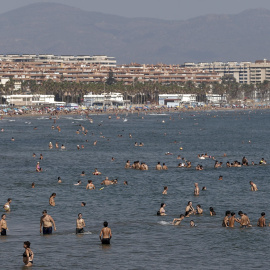 VALENCIA, 15/09/2025.- Un gran número de personas se refresca en aguas de la playa de la Malvarrosa durante este lunes cuando la segunda quincena de septiembre arranca con temperaturas máximas "extraordinariamente altas" en gran parte del país y dejará valores por encima de 32 grados, e incluso entre el miércoles y jueves, días de máximo calor, los termómetros se dispararán hasta los 38-40 grados en el valle del Guadalquivir. EFE/Manuel Bruque