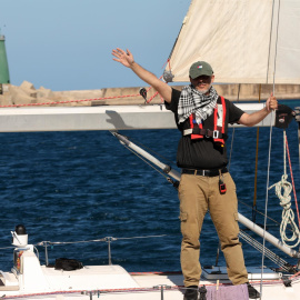 Bizerta (Túnez), 13/09/2025.- Un activista hace un gesto a bordo de un barco de la Flotilla Global Sumud (GSF) antes de su partida del puerto de Bizerta, en el norte de Túnez, el 13 de septiembre de 2025. La flotilla GSF es una iniciativa marítima internacional que inició su travesía en agosto de 2025 rumbo a Gaza, con el objetivo de romper el bloqueo israelí y entregar ayuda vital a la Franja de Gaza.