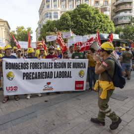 Decenas de bomberos forestales se han manifestado esta mañana por las calles de Murcia para denunciar "la precariedad" del sector y exigir a la consejería de Medio Ambiente "mejoras laborales" y "estabilidad". Se trata de la primera de las protestas convocadas por el sindicato CCOO, a la que seguirán más movilizaciones el 11, 15 y 19 de septiembre frente a la consejería de Medio Ambiente y el Palacio de San Esteban, sede del Ejecutivo autonómico.