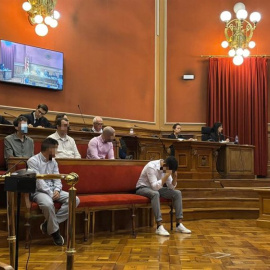 Els cinc acusats de la 'manada de Castelldefels', al banc dels acusats durant el judici a l'Audiència de Barcelona