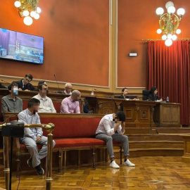 Los 5 acusados de agredir sexualmente a 3 mujeres y grabar a una cuarta mientras mantenía relaciones sexuales consentidas y difundir el vídeo en un grupo de Whatsapp, este martes en la Audiencia de Barcelona