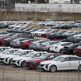 Vehículos nuevos de General Motors estacionados en la planta de ensamblaje de Lansing (Michigan, EEUU).