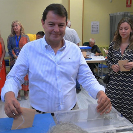 El presidente del Partido Popular de Castilla y León, Alfonso Fernández Mañueco, vota en Salamanca en 2023.POLITICA