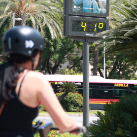 Una joven se resguarda del sol en Sevilla (Archivo).