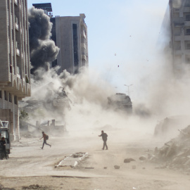 Palestinos reaccionan después de que un edificio residencial fuera alcanzado por un ataque aéreo israelí en la ciudad de Gaza, el 13 de septiembre de 2025.