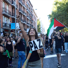 Varias personas se manifiestan a favor Palestina en Atocha, el día de la etapa 21 de la Vuelta Ciclista a España.