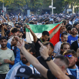 Aficionados del Olympique de Marsella a su llegada al estadio Santiago Bernabéu.