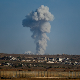 El humo se eleva desde Gaza después de una explosión, vista desde Israel el 17 de septiembre de 2025. REUTERS/Amir Cohen