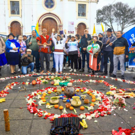 Personas participan en una manifestación contra el proyecto minero Loma Larga este martes, en Cuenca (Ecuador).