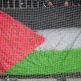 Bandera de Palestina en un evento deportivo. Imagen de archivo