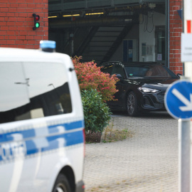 Un automóvil en el que se cree que viajaba Christian B., quien fue identificado formalmente en 2020 como sospechoso en el caso de la desaparición de la niña británica Madeleine McCann, y cumplía una condena por violar a una mujer estadounidense de 72 años, sale después de su liberación de prisión en Sehnde, Alemania, el 17 de septiembre de 2025. REUTERS/Leon Kuegeler