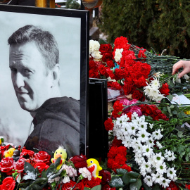 FOTO DE ARCHIVO: Una persona deposita flores en la tumba del líder opositor ruso Alexei Navalni mientras conmemora el primer aniversario de su muerte en un cementerio de Moscú, Rusia, el 16 de febrero de 2025.