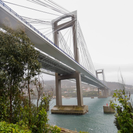El puente de Rande, sobre el que la AP9 cruza la ría de Vigo.