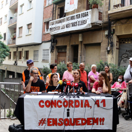 Els llogaters de la finca Concòrdia 41 del barri del Poble-sec de Barcelona en una roda de premsa per denunciar que la propietat els vol expulsar dels habitatges