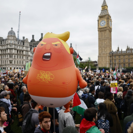 Un globo que representa a Trump se mantiene en el aire durante una manifestación contra la visita de Estado al Reino Unido del presidente estadounidense.