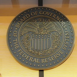 Escudo de la Reserva Federal (Fed), en su sede en Washington DC.