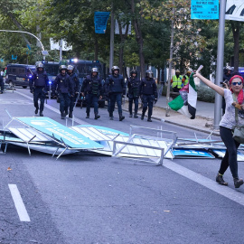 Vallas tiradas tras las cargas policiales a varias personas que protestan a favor de Palestina en La Vuelta a España.