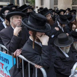 Integrantes de la comunidad judío ortodoxa participan en una manifestación este miércoles, frente al Consulado de Israel en Nueva York.