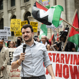 Mahmoud Khalil habla en la manifestación pro palestina contra la crisis humanitaria en Agosto, en Nueva York.