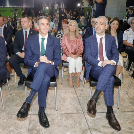 El ministro de Transportes, Óscar Puente (1i); el presidente del Gobierno, Pedro Sánchez (2i) y la ministra de Ciencia y secretaria del PSPV, Diana Morant, durante la presentación de la propuesta de inversiones de Aena para los aeropuertos españoles, en el aeropuerto de Alicante-Elche Miguel Hernández, a 18 de septiembre de 2025,