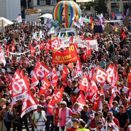 Manifestantes portan banderas y pancartas sindicales en Marsella, Francia.