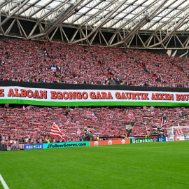 Los aficionados del Athletic Bilbao alzan una pancarta con la leyenda "Estaremos a tu lado hoy y siempre" durante el partido de la primera jornada de la primera ronda de la UEFA Champions League entre el Athletic Club Bilbao y el Arsenal en el estadio de San Mamés de Bilbao el 16 de septiembre de 2025.