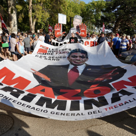 Cientos de personas durante la novena manifestación por la DANA con el lema 'Mazón dimissió'.