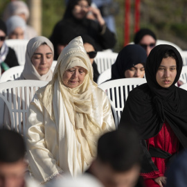 Dos mujeres durante la oración colectiva con motivo de la festividad del Aíd al-Fitr, en la explanada de Loma Colmenar, a 31 de marzo de 2025, en Ceuta (España). El Aíd al-Fitr marca el final del mes sagrado de Ramadán. La convocatoria, organizada por la Unión de Comunidades Islámicas de Ceuta (UCIDCE), ha contado con la presencia del presidente de la ciudad, que ha acompañado a los miles de fieles congregados para celebrar el rezo y la jornada festiva.Antonio Sempere / Europa Press31 MARZO 2025;AÍD AL-FITR;CELEBRACION;RAMADA;MUSULMAN31/3/2025