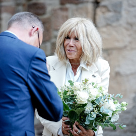 (Foto de ARCHIVO)28 de agosto de 2025, Francia, Bormes-Les-Mimosas: El canciller alemán, Friedrich Merz (izq.), es recibido en una cena por Brigitte Macron, esposa del presidente francés, en Fort de Bregançon, residencia del presidente francés en la Costa Azul, al sur de Francia. Los gobiernos alemán y francés se reunirán el viernes para el Consejo de Ministros en la ciudad costera de Toulon, al sur de Francia. Foto: Kay Nietfeld/dpa