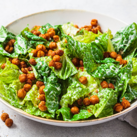 Foto de ensalada césar vegana.