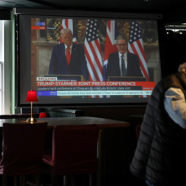 Un televisor muestra la rueda de prensa de Donald Trump y Keir Starmer, en un pub de Londres, rebautizado 'The Trump Arms' durante la visita del presidente estadounidense a Reino Unido.