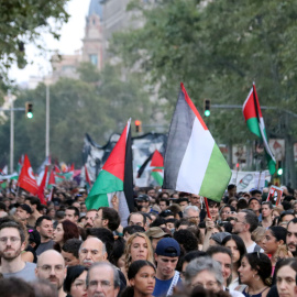 Manifestants amb banderes palestines en la manifestació a Barcelona.