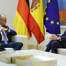 El presidente del Gobierno, Pedro Sánchez (d), recibe este jueves al canciller de Alemania, Friedrich Merz, en el Palacio de la Moncloa