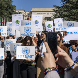 Personal de la ONU del Comité Coordinador de Sindicatos y Asociaciones Internacionales del Personal (CCISUA) se manifiesta en solidaridad con Gaza frente a la sede europea de las Naciones Unidas.
