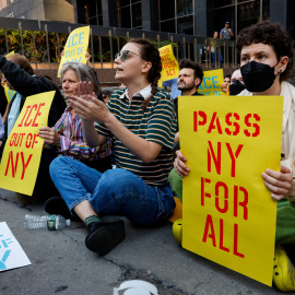 Personas protestan contra el Servicio de Inmigración y Control de Aduanas (ICE) frente al Tribunal de Inmigración de Estados Unidos en Manhattan, Nueva York, EE. UU., el 18 de septiembre de 2025. REUTERS/Kylie Cooper