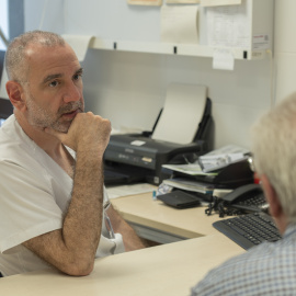 Un metge i un pacient a la nova Unitat de Memòria de l'Hospital de Bellvitge.