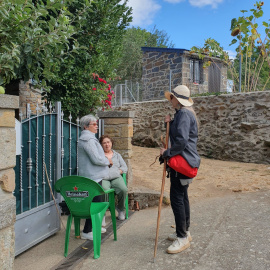 Dos mujeres de edad charlan con una paseante en Sanabria.