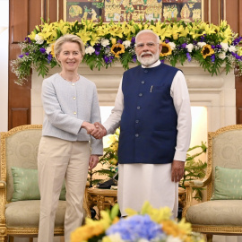 El primer ministro indio, Narendra Modi, estrecha la mano de la presidenta de la Comisión Europea, Ursula von der Leyen.