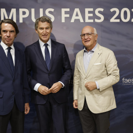 El presidente del PP, Alberto Núñez Feijóo (c), junto a José María Aznar y el secretario general de la Fundación Faes, Javier Zarzalejos, a su llegada este viernes a la clausura del Campus FAES. EFE/Sergio Pérez