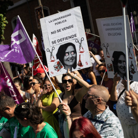 Protesta en la Universidad de Alcalá ante la llegada de la presidenta de la Comunidad de Madrid, Isabel Díaz Ayuso, para participar en el solemne acto de apertura del curso académico 2025/26 de las universidades madrileñas, en el Rectorado de la Universidad de Alcalá, a 19 de septiembre de 2025, en Alcalá de Henares, Madrid (España). Mientras se celebra el acto de apertura del curso, tiene lugar afuera de la Universidad, una concentración convocada por UGT para reclamar una financiación adecuada para las universidades públicas, especialmente para la Universidad Complutense.Alejandro Martínez Vélez / Europa Press19/9/2025