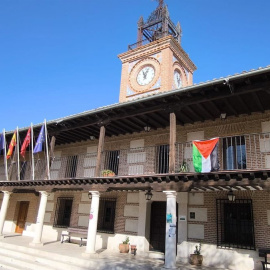 La fachada del Ayuntamiento de Casarrubuelos con la bandera de Palestina.