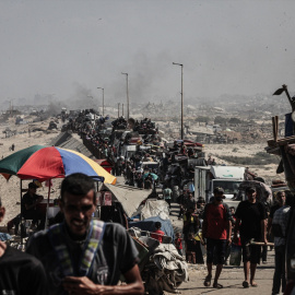 Palestinos se desplazan huyendo del norte de Gaza debido a una operación militar israelí.