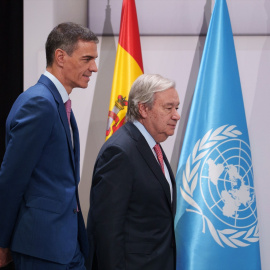 El presidente del Gobierno, Pedro Sánchez (i), y el secretario general de Naciones Unidas, António Guterres (d), atiende a los medios de comunicación. A 30 de junio de 2025 en Sevilla